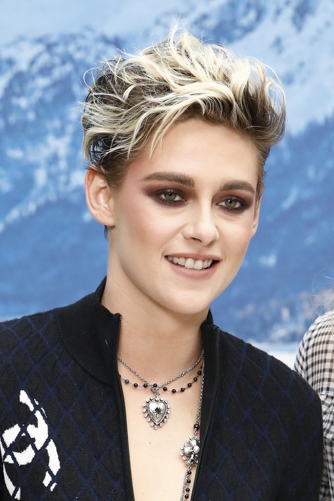 Potongan rambut pixie atau bondol menandakan kalau kamu adalah orang yang percaya diri, mudah bergaul, genit, dan ramah. Kamu sangat mudah berteman dengan orang-orang yang baru dikenal. Kamu menyukai pekerjaan yang membutuhkan kepintaran dan kamu pandai menghadapi masalah serta mengontrol dirimu walaupun terkadang kamu seringkali melakukan hal tanpa berpikir terlebih dahulu. Foto: Julien M. Hekimian/Getty Images