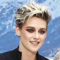 Potongan rambut pixie atau bondol menandakan kalau kamu adalah orang yang percaya diri, mudah bergaul, genit, dan ramah. Kamu sangat mudah berteman dengan orang-orang yang baru dikenal. Kamu menyukai pekerjaan yang membutuhkan kepintaran dan kamu pandai menghadapi masalah serta mengontrol dirimu walaupun terkadang kamu seringkali melakukan hal tanpa berpikir terlebih dahulu. Foto: Julien M. Hekimian/Getty Images