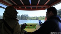 Salah satu pengunjung mengatakan dia berlibur ke Situ Patenggang karena suasananya yang romantis dan sejuk. Itu karena danau ini dikelilingi perkebunan teh. (Wisma Putra/detikcom)