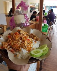 Makan Siang Puas dengan Ayam Geprek Kekinian Rp 15 Ribu!