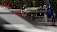 Sejumlah warga beraktivitas dengan memakai masker di kawasan Jalan Thamrin,  Jakarta Pusat, Jumat (23/8/2019).