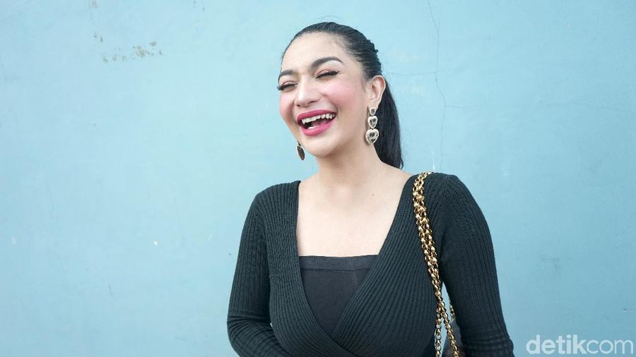 Kenakan Dress Ketat, Siva Aprilia Pamer Lekuk Tubuh