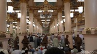 Raudhah disebut juga sebagai taman surga, tempat mustajabnya doa. Raudhah adalah sebuah tempat yang berada dalam Masjid Nabawi di Madinah. Tepatnya di antara rumah yang kini jadi makam Rasulullah SAW dengan mimbar yang beliau gunakan untuk berdakwah. Luasnya kurang lebih 330 meter persegi. Foto: Ardhi Suryadhi
