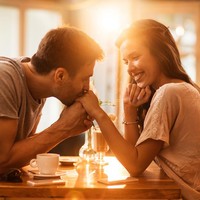 Kecupan pada punggung tangan wanita merupakan tanda bahwa pria tersebut mengagumi, menghargai dan menghormatinya. Bisa juga dilakukan sebagai ungkapan rasa sayang. Foto: iStock