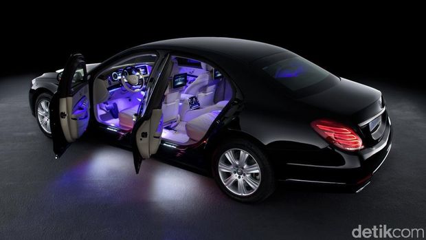 Interior mobil S 600 Guard dengan lampu ambient