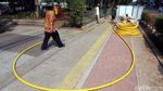 Trotoar dan Badan Jalan di Melawai Dikotori Galian Tanah