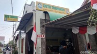 Sempat viral karena vlog Presiden Jokowi, inilah Soto Triwindu di Keprabon, Kecamatan Banjar Sari, Kota Solo. Mereka semakin kedatangan banyak pelanggan. (Tasya/detikcom)