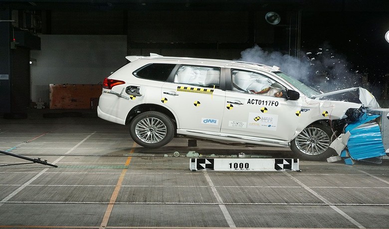 Mitsubishi Outlander PHEV diuji tabrak. Foto: ASEAN NCAP Mitsubishi Outlander PHEV diuji tabrak. Foto: ASEAN NCAP