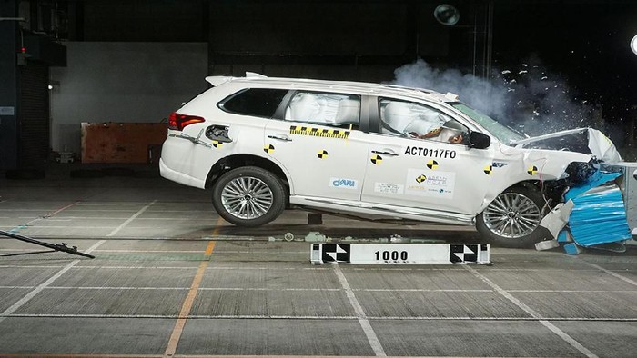 Mitsubishi Outlander PHEV diuji tabrak