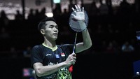 Jonatan menyapa penonton seusai pertandingan. ANTARA FOTO/Hafidz Mubarak.