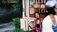 Foto Asmara yang satu ini beda banget nih. Meski foto di depan gerai bakso dan soto ayam sederhana, ia kelihatan stylish banget! Foto: Instagram asmaraabigail