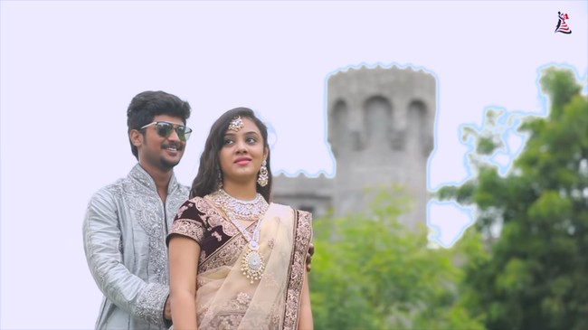 Amrutha bertemu Pranay di sekolah selama kelas sembilan dan menjalin hubungan pertemanan setelah berbicara melalui SMS dan telepon, tetapi diketahui oleh ayahnya. Sang ayah memukuli Amrutha untuk pertama kalinya, dan menyita telepon serta laptopnya sebelum memindahkannya ke sekolah lain. Aku bahkan bisa menikahimu dengan seorang pengemis yang memiliki kasta atas. Tapi aku tidak ingin kau menikah dari kasta yang lebih rendah, siapa pun itu, bentak ayahnya pada Amrutha. Foto: Screenshot Youtube Amrutha Varshini