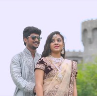 Amrutha bertemu Pranay di sekolah selama kelas sembilan dan menjalin hubungan pertemanan setelah berbicara melalui SMS dan telepon, tetapi diketahui oleh ayahnya. Sang ayah memukuli Amrutha untuk pertama kalinya, dan menyita telepon serta laptopnya sebelum memindahkannya ke sekolah lain. Aku bahkan bisa menikahimu dengan seorang pengemis yang memiliki kasta atas. Tapi aku tidak ingin kau menikah dari kasta yang lebih rendah, siapa pun itu, bentak ayahnya pada Amrutha. Foto: Screenshot Youtube Amrutha Varshini