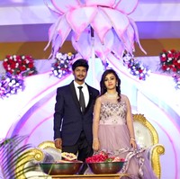 Kisah cinta pasangan asal India Pranay Perumalla dan Amrutha Varshini berakhir tragis setelah memutuskan untuk kawin lari. Pernikahan mereka tak disetujui oleh orangtua Amrutha karena berbeda kasta. Sang ayah yang diketahui bernama Rao kemudian menyewa pembunuh bayaran Rp 2,1 miliar untuk membunuh menantunya. Foto: Youtube