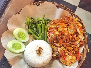 Ada Ayam Goreng dan Es Latte Enak Menanti di Dekat Halte Dukuh Atas