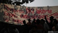 Dalam aksinya mereka menuntut untuk meminta keadilan atas hak tanah mereka dari mafia tanah.