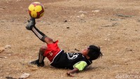Tendangan salto yang cantik dari Alif kecil.