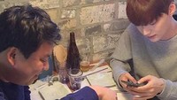 Wah, cake juga jadi santapan Ahn Jae Hyun saat santai di kafe. Ada yang bisa tebak rasanya? Foto: Instagram ahnjaehyun00