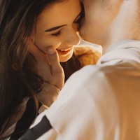 Mata adalah jendela hati. Ketika seorang pria mengecup kekasihnya di area mata, mengindikasikan bahwa pada saat itu dia merasa sangat mencintainya. Ciuman di mata juga ungkapan kesetiaan dan perasaan mendalam. Foto: iStock