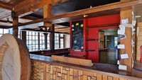 Di Prancis, ada restoran yang masih memiliki kondisi bagus hanya saja sudah tidak beroperasi. Banyak orang yang meninggalkan kartu nama di restoran ini, untuk alasan yang belum diketahui. Foto: Istimewa