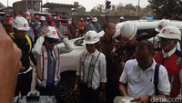 Pantauan detikFinance di lokasi, Rini tiba sekitar pukul 14.10 WIB mengenakan kemeja warna putih. Kondisi cuaca cukup terik di lokasi proyek.