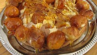 Le Saint-Honoré memiliki bentuk yang unik. Bentuknya bundar dengan bola-bola kecil yang melingkar. Bola-bola itu juga ada di bagian tengah dengan krim putih. Foto: istimewa