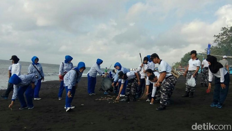 Ratusan Warga Banyuwangi Bersih-bersih Pantai dan Laut Ratusan Warga Banyuwangi Bersih-bersih Pantai dan Laut