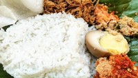 Selain disiram kuah, bisa juga dibungkus daun. Lauknya dendeng suwir, botok kelapa muda, pindang ikan bumbu cabai dan telur. Foto : Instagram @dig.agung