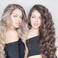 Sama-sama berambut panjang dan keriting, kembar berusia 22 tahun ini hampir tidak memiliki perbedaan. Baik pada wajah, bentuk tubuh maupun gaya. Hal ini pun jadi keunikan tersendiri. Foto: Instagram/@thegstwins