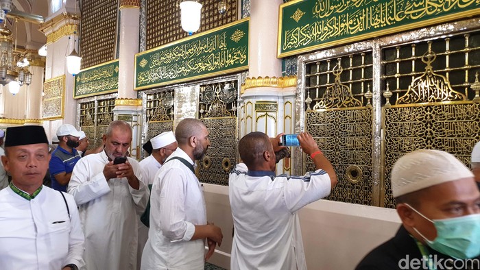 Masjid Nabawi di kota Madinah menyimpan taman surga yang disebut Raudhah. Di sebelahnya, terdapat pula makam Nabi Muhammad SAW.