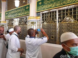 Saudi Ingatkan Jemaah Taat Norma di Masjidil Haram-Nabawi: Tak Selfie & Foto