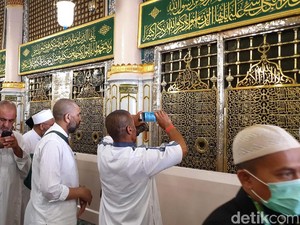 Saudi Ingatkan Jemaah Taat Norma di Masjidil Haram-Nabawi: Tak Selfie & Foto