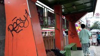 Bahkan program-program pemerintahan Depok yang dipasang di halte sudah tidak terlihat akibat corat-coret.