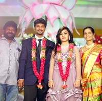 Seperti dilansir The Washington Post, Amrutha merupakan bagian dari kasta atas yang dikenal sebagai Komati. Sejak tumbuh dewasa orangtua Amrutha selalu melarangnya untuk berteman dengan gadis-gadis dari kasta yang lebih rendah, khususnya Dalit. Tetapi, kekasihnya, Pranay berasal dari Dalit, kasta terendah dalam peringkat kasta India yang membentuk 17% dari populasi India. Keluarga kaya Amrutha merasa kawin lari yang dilakukan mereka sebagai penghinaan yang tidak dapat diterima. Foto: Screenshot Youtube Amrutha Varshini