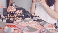 Seperti ini penampilan Qimmy ketika berkutat dengan karya seninya. Ia mengaku menerima banyak pesanan saat menjelang Halloween.  Foto: instagram @qimmyshimmy