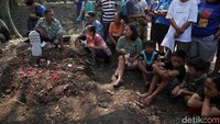 Aksi tersebut dilakukan warga yang tergabung dalam aliansi Tanah Untuk Rakyat.