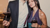 Asmara tengah habiskan waktu bersama kekasihnya yang berasal dari Italia, Giancarlo Giuri. Mereka nampak menikmati segelas wine. Foto: Instagram asmaraabigail