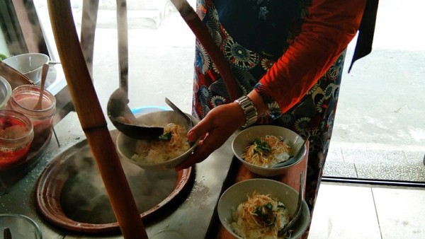 Soto yang berisikan kuah yang memiliki rasa khas itu dituangkan ke mangkuk. Lalu diberikan tauge seledri dan bawang goreng. (Tasya/detikcom) Soto yang berisikan kuah yang memiliki rasa khas itu dituangkan ke mangkuk. Lalu diberikan tauge seledri dan bawang goreng. (Tasya/detikcom)