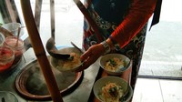 Soto yang berisikan kuah yang memiliki rasa khas itu dituangkan ke mangkuk. Lalu diberikan tauge seledri dan bawang goreng. (Tasya/detikcom)