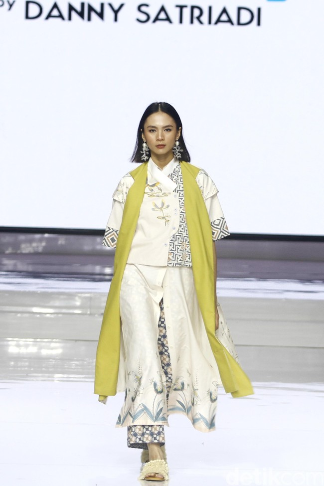 Fashion show koleksi Danny Satriadi Way of Loves yang terinspirasi motif capung, di Jakarta Fashion & Food Festival 2019. Kelapa Gading. Jakarta. [Senin, 19/08/2019]. Foto: Mohammad Abduh/Wolipop