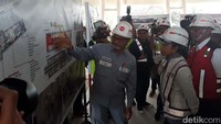 Rini langsung bergegas meninjau stasiun yang lokasinya melayang di atas. Di stasiun, Rini sempat mendengarkan penjelasan dari kontraktor.