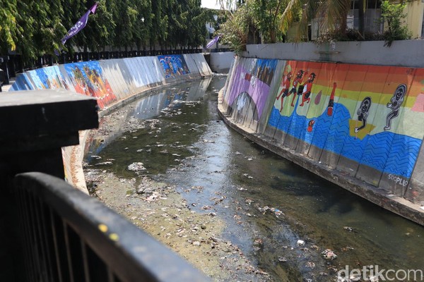 Muralnya pun ada di tiap sisi dinding Kali Pepe. Memanjang dari Loji Wetan hingga jembatan ke arah Pasar Gede (Randy/detikcom) Muralnya pun ada di tiap sisi dinding Kali Pepe. Memanjang dari Loji Wetan hingga jembatan ke arah Pasar Gede (Randy/detikcom)