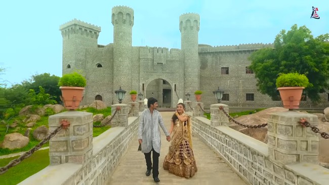 Namun, tak ada yang bisa menghentikan cinta wanita berusia 21 tahun ini dengan Pranay meskipun mereka tak bertemu selama enam tahun. Ketika pasangan itu kuliah, Amrutha curiga bahwa orangtuanya berusaha mengatur pernikahan untuknya, jadi dia memberi tahu Pranay bahwa dia ingin kawin lari dengannya. Foto: Screenshot Youtube Amrutha Varshini