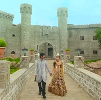 Namun, tak ada yang bisa menghentikan cinta wanita berusia 21 tahun ini dengan Pranay meskipun mereka tak bertemu selama enam tahun. Ketika pasangan itu kuliah, Amrutha curiga bahwa orangtuanya berusaha mengatur pernikahan untuknya, jadi dia memberi tahu Pranay bahwa dia ingin kawin lari dengannya. Foto: Screenshot Youtube Amrutha Varshini