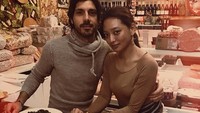 Masih di Italia, wanita yang jago nari ini sedang makan di Napoli. Ada yang bisa tebak santapan Asmara? Foto: Instagram asmaraabigail