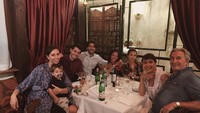 Wanita yang menempuh pendidikan fashion di Italia ini sedang berkumpul bersama orang-orang terdekatnya. Nampak mereka menikmati jamuan makan resmi. Foto: Instagram asmaraabigail