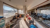 Restoran yang satu ini tak jelas letaknya di mana, tapi restoran ini dulunya mengusung konsep open kitchen. Sehingga ketika ditinggalkan begitu saja, restoran ini masih menyimpan peralatan masak, kursi, hingga bekas makanan. Foto: Istimewa