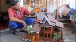 Apiknya Limbah Kayu Disulap Jadi Miniatur Rumah Adat hingga Pinisi