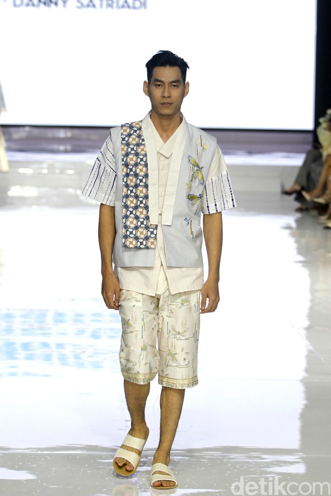 Fashion show koleksi Danny Satriadi Way of Loves yang terinspirasi motif capung, di Jakarta Fashion & Food Festival 2019. Kelapa Gading. Jakarta. [Senin, 19/08/2019]. Foto: Mohammad Abduh/Wolipop