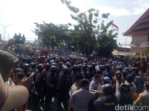 Pendukung Gubernur Sulsel Geruduk DPRD: Tidak Ada Pemakzulan!